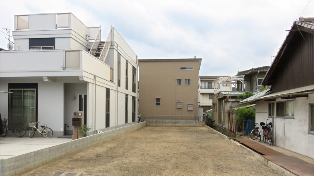 土地の日当たりはどう確認する？購入前に知っておきたい確認方法と注意点を解説のアイキャッチ画像です。